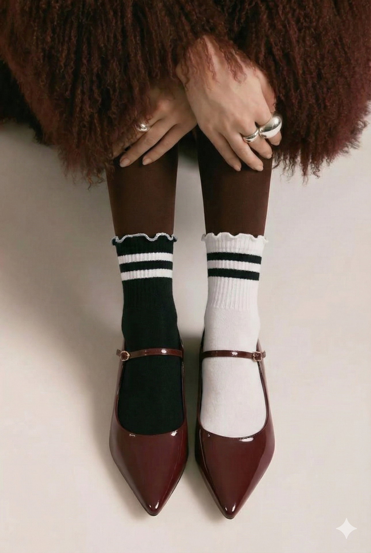 Çizgili Fırfırlı Soket Çorap 2’li Set (Siyah & Beyaz) – Günlük Spor Şık