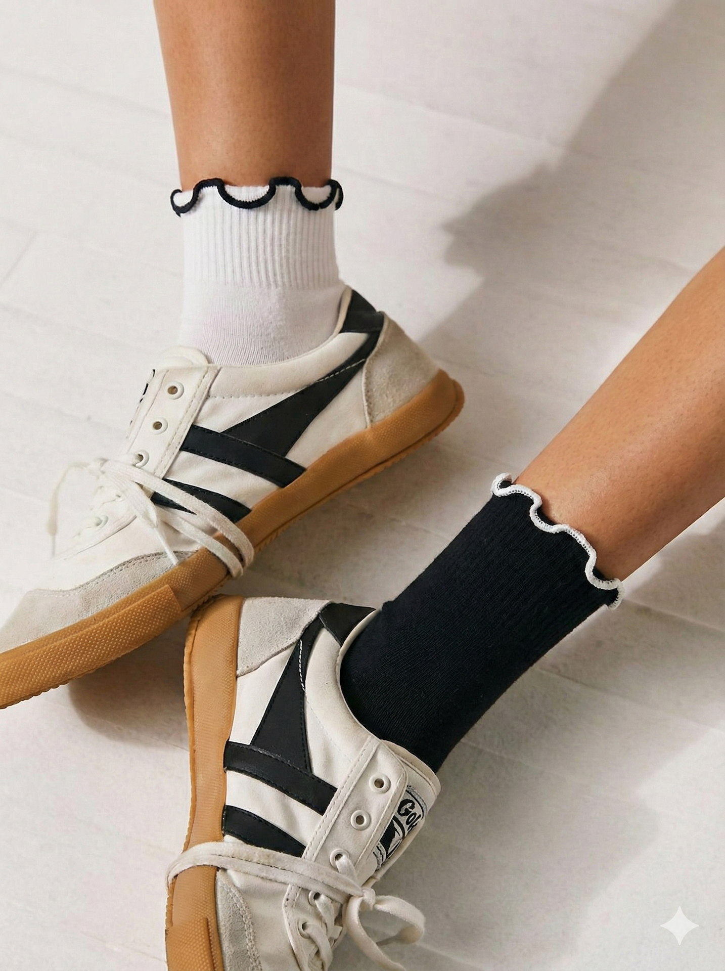 Kadın Fırfırlı Soket Çorap 2’li Set (Siyah & Beyaz) – Günlük & Şık Tasarım